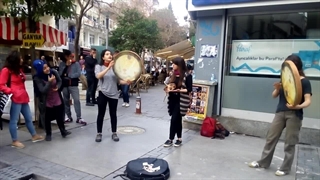 دختران خواننده در خیابان استقلال