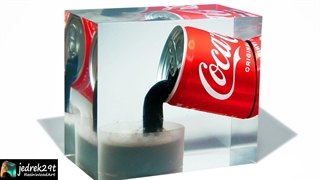 قاب فریز کوکاکولا. ریختن کوکاکولا در لیوان