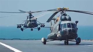 نشست و برخواست بالگردهای تهاجمی سپاه بر عرشه ناو شهید بهمن باقری - دهه فجر 1403