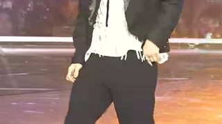 فنکم فلیکس در اجرای آهنگ lose my breath از استری کیدز ( کپشن رو ببینید )