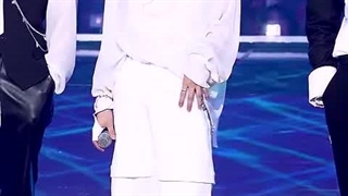 فنکم هیونجین در اجرای آهنگ lose my breath از استری کیدز ( کپشن رو ببینید )