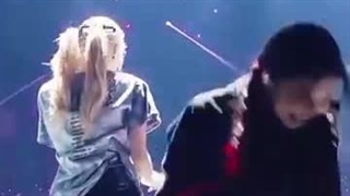 وقتی جنی زده به سرش 