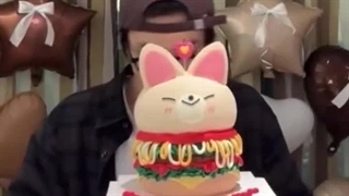 [جونگین از استی برای جشن گرفتن تولدش تشکر کرد ]  ای ان: خیلی خوشحال شدم که همیشه تولدمو اینطوری جشن می گیری... خیلی ممنون