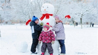 شادی کودکان در برف زمستانی