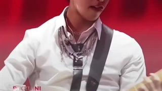 هان جیسونگ+گیتارش+میکروفونش=شیپ ابدی .................................