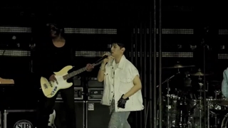 اجرای زنده_ی و خفن آهنگ Charmer .... همونجاس که فلیکس لباسشو در میارع