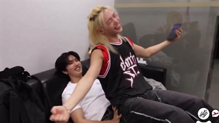 وایسید؟؟؟ فلیکس نشسته بود روی جیسونگ‌ و بعد جونگین به فلیکس گفت " یونگ‌بوک وقت رفتن به تخته" 