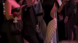 لیسا توی افترپارتی وایت لوتوس اهنگ Pink Venom رو خوند~