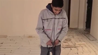 کار با دستگاه منگنه زن بست خاردار گرمایش از کف ابزار منگنه کوب لوله پنج لایه نیوپایپ