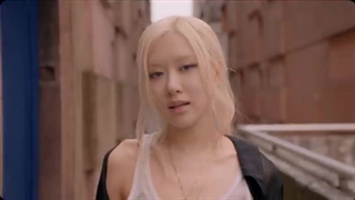 رزی اجرای آهنگ "دختر شماره یک" را ارائه کرد