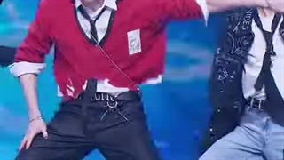 فنکم بنگ چان در اجرای آهنگ lalalala از استری کیدز ( درخواستی )