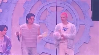 هیون‌جین و فلیکس چالشِ Kissing you رو انجام دادن!