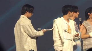 یک عدد گوربا درحال سرگرم کردن خودش.....(قلب منو بردی که!)