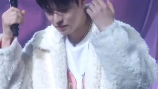 سونگمین ادای وقتی که توی آیینه خودش رو می‌بینه درآورد و وقتی به خودش گفت " چه کیوتی "