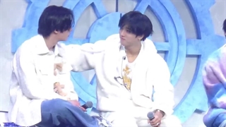 یهو گربه درونش زد بیرون.......