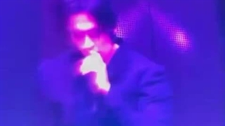 مینهو سولوی جونگین رو اجرا کردولی لباسش پو‌شیده بود چون دوست نداره بدنش رو نشون بده