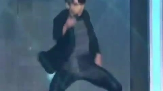 اونقدری متوهم هستم که تصور کنم منم می‌تونم این حرکت رو بزنم...  ولی بعدش با جابه‌جایی مهره‌های کمر روبرو میشم.