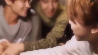 کیم تهیونگ ❌     سلطان ایسگا کردن ✅  (هوپکوک انگار دارن فیلم سینمایی میبینن)