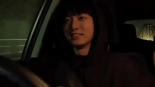 جوجه‌ی کیوت، اومد با استندیگ نِکست تو یو فاز بگیره که رفت با سر تو شیشه ماشین~