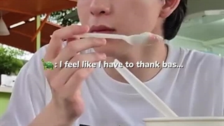 دو دقیقه اون قاشقو نکن تو حلقش ببینیم بچه چی می‌خواد بگه