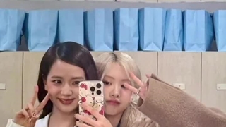 جیسو رو پستاش با رزی ترک یور لـاو رو گذاشته تو کپ نوشته”دوستت دارم“رزی هم کامنت گذاشته”من بیشتر دوستت دارم" *گریه میکنممم