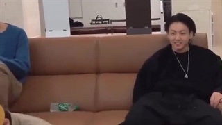 وقتی جونگ‌کوک به‌خاطر غذا تمام ابهتش رو با خاک یکسان می‌کنه