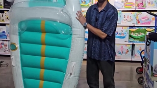 تشک بادی روی آب استخر طرح بادبانی