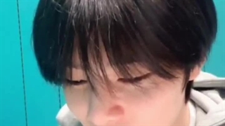 کامنت: ”آی‌ان‌شی این درسته که هربار هیونجین‌شی رو میبینی کلی به کله‌ـش دست میزنی؟ ” جونگین: ”بله درسته، خیلی بهش دست میزنم”