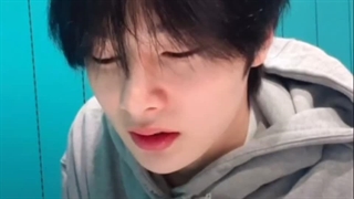 جونگین گفتش که وقتی یه مشکلی براش پیش میاد سعی میکنه خودش اون رو حل کنه و از کسی کمک نمیخواد