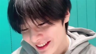 جونگین داشت بابت اینکه فاکسینی توی فن‌میتینگ بغلش نکرد غر میزد