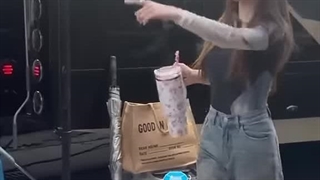 موندم لوسی چه علاقه  به سگ داره