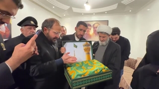 اهداء نشان خادمی شهید سید حسن نصرالله به خانواده شهید با حضور حاج میثم مطیعی و مهدی رسولی