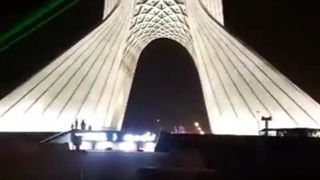 لیزر تبلیغاتی روی برج آزادی