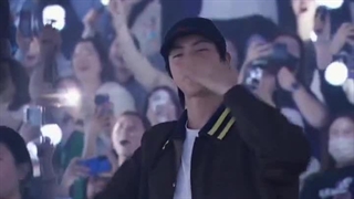 ویدیو های منتشر شده از جین در کنسرت جیهوپ پارت5