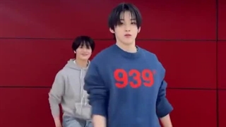 چالش دنس آهنگ ' Walking On Water ' با آی ان از استری کیدز و کیهون از کیک فلیپ