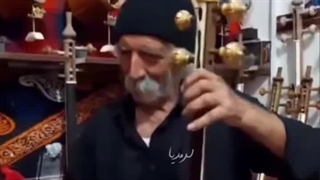کمانچه نوازی استاد نصرت اله کریمی (نوصی) در هشتاد سالگی در کارگاه کاکاوند بهمراه تنبک لری اصلاح طرح لبخند