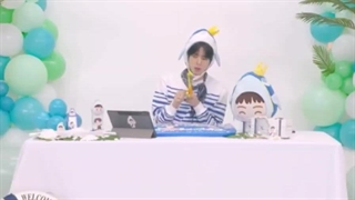 جین در حالی که داره سعی می‌کنه ماهی رو بگیره می‌خونه (وقتی بزرگ بشی، حین انجام کارا می‌خونی فیلمبردار با صدای بلند زد زیر خنده)