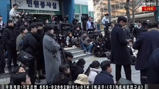 کنفرانس مطبوعاتی خانواده کیم سه رون:(کپشن