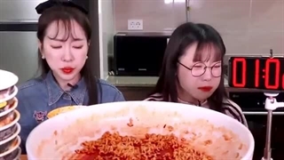 موکبانگ کره ای / چالش خوردن ۱۰ نودل تند توی ۱۰ دقیقه / اسمر نودل