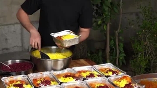 پخت ۲۰۰ پرس غذا (زرشک پلو با مرغ) توسط تیم حرفه‌ای کوگ مگ و توزیع آن در بین کودکان ایتام و نیازمندان