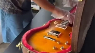 آن باکسینگ کادوی تولد جی به پدرش...واووو...چه کالکشن بزرگ عروسک پیشی جی پدرش داره...اخیییی