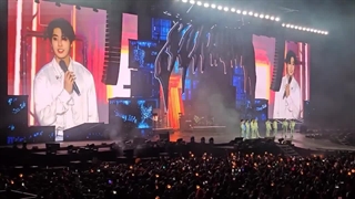 بعد از اینکه چان کاور می رو خوند، چانگبین شروع به گفتن "بست لیدر" کرد و استی ادامش دادن…❤️‍