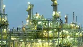 امارات چهار پالایشگاه نفتی در اختیار دارد که به غیر از پالایشگاه الرویس بقیه آن‌ها از ظرفیت نسبتا پایینی بهره‌مند هستند