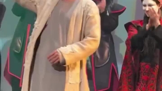 تولد نوید محمدزاده، روی صحنه و در تور آمریکای کنسرت‌نمایش "سیصد" جشن گرفته شد!