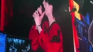 ظاهرن توی کنسرت دیشب استری کیدز چند نفر حالشون بد میشه.... اعضا برای رسیدگی کنسرت رو متوقف کردن......