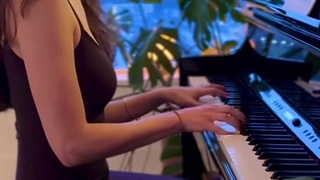 میا و زدن آهنگ بازی The Last of Us با پیانو