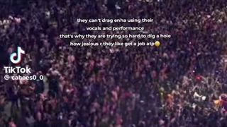 استیج موقع شروع اجرا خالی بوده به خاطر مشکلات ورود  ولی بعد از اون صحنه پر شده...