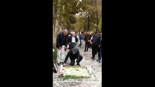 همایون شجریان بر مزار پدرش