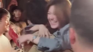 کاش من بودم لوسی بغل میکردم