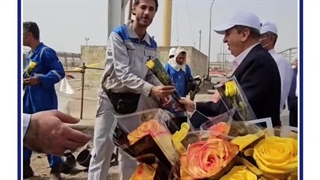 به مناسبت روز کارگر صورت گرفت اهدا شاخه گل و تقدیر از کارگران و کارکنان پالایشگاه آبادان